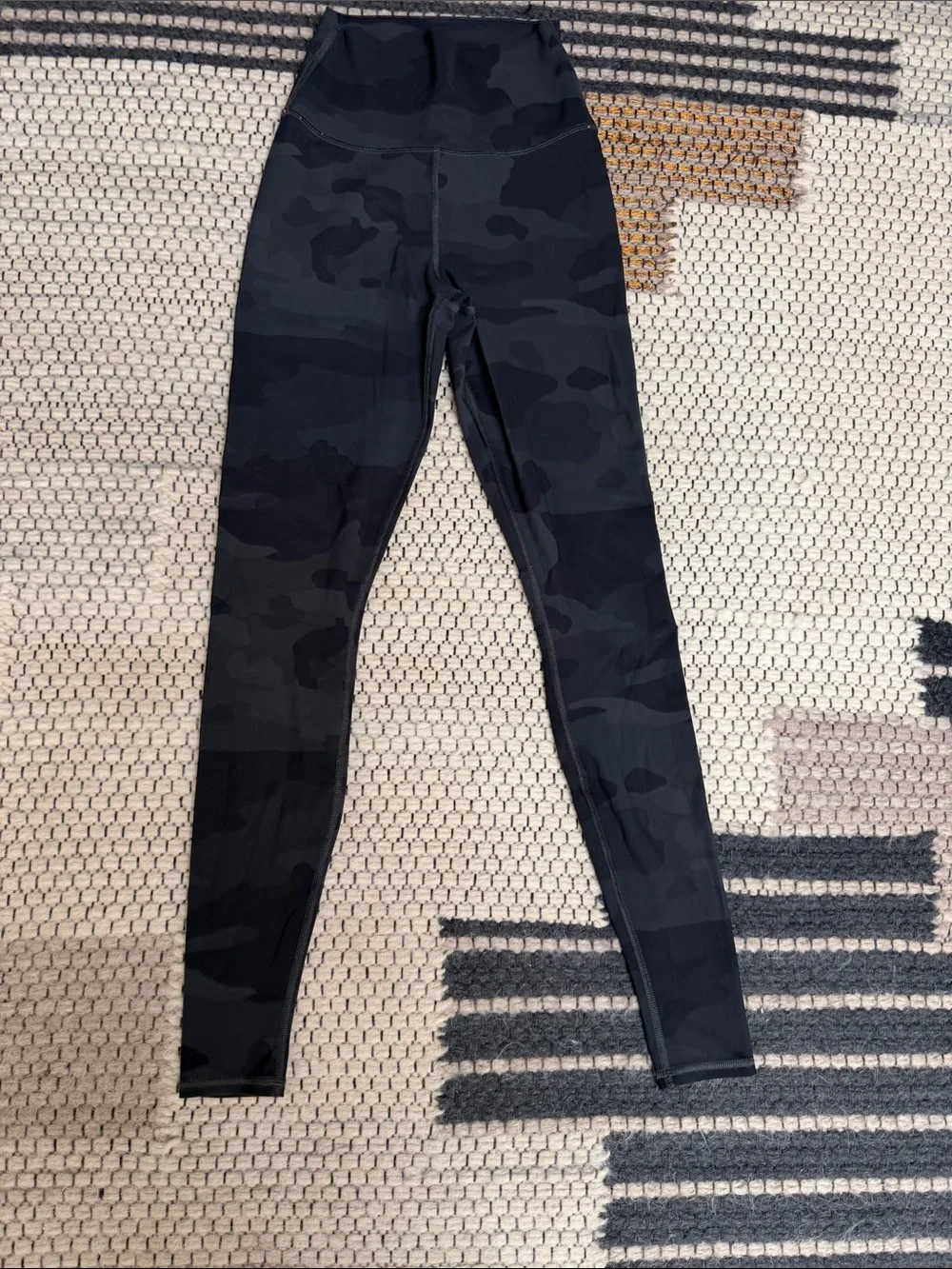 ALO Yoga High-Waist Black Camo Leggings